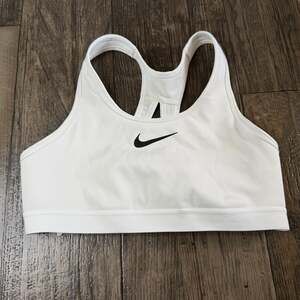 Nike Women's Swoosh Medium Support Sports Bra in White Small